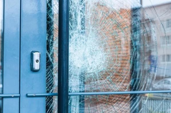 Porte d'entrée fracturée par un cambrioleur